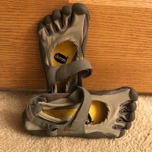 Vibram toe shoes size 38